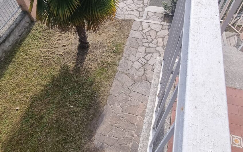 PAVIA VIA TORINO SIGNORILE VILLA INDIPENDENTE UN TRILOCALE CON DOPPI SERVIZI, STUDIO E LAVANDERIA , TERRAZZO AL PIANO RIALZATO E UN BILOCALE + SERVIZI  AL P. TERRA, AMPIO BOX DOPPIO E GIARDINO OTTIMAMENTE PIANTUMATO, EURO 390.000 OCCASIONE RARISSIMA DEL MERCATO