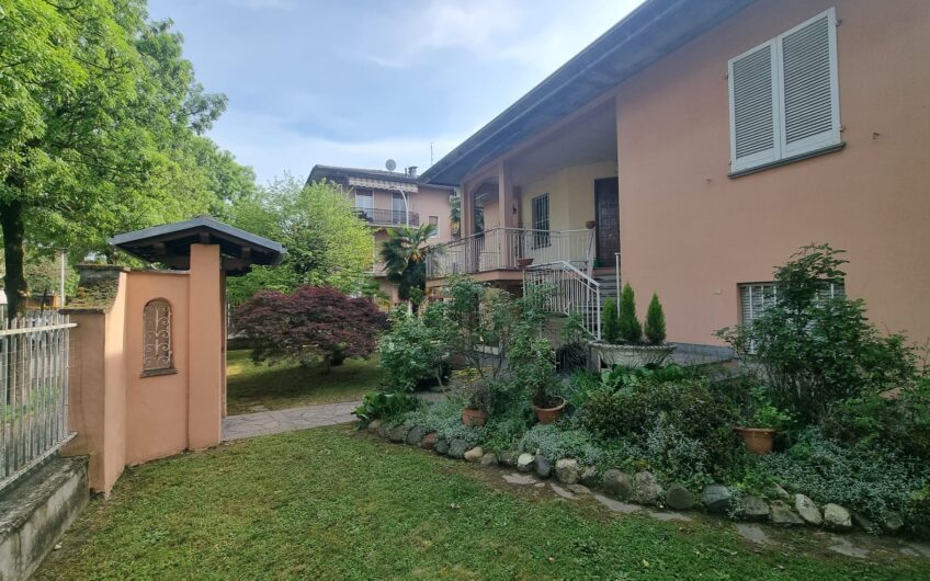PAVIA VIA TORINO SIGNORILE VILLA INDIPENDENTE UN TRILOCALE CON DOPPI SERVIZI, STUDIO E LAVANDERIA , TERRAZZO AL PIANO RIALZATO E UN BILOCALE + SERVIZI  AL P. TERRA, AMPIO BOX DOPPIO E GIARDINO OTTIMAMENTE PIANTUMATO, EURO 390.000 OCCASIONE RARISSIMA DEL MERCATO