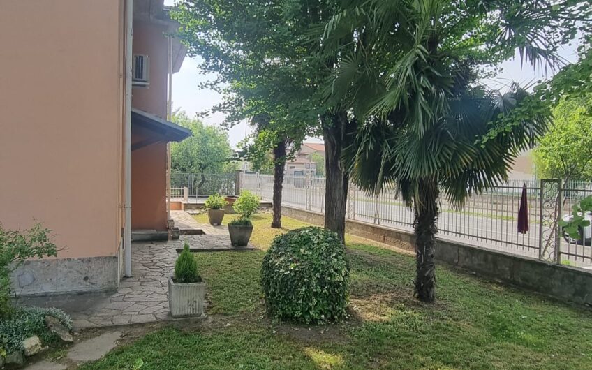 PAVIA VIA TORINO SIGNORILE VILLA INDIPENDENTE UN TRILOCALE CON DOPPI SERVIZI, STUDIO E LAVANDERIA , TERRAZZO AL PIANO RIALZATO E UN BILOCALE + SERVIZI  AL P. TERRA, AMPIO BOX DOPPIO E GIARDINO OTTIMAMENTE PIANTUMATO, EURO 390.000 OCCASIONE RARISSIMA DEL MERCATO