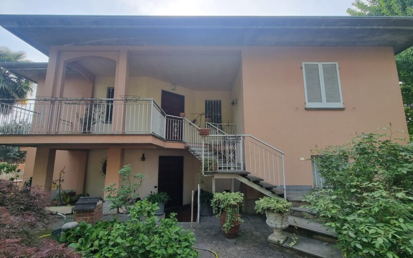 PAVIA VIA TORINO SIGNORILE VILLA INDIPENDENTE UN TRILOCALE CON DOPPI SERVIZI, STUDIO E LAVANDERIA , TERRAZZO AL PIANO RIALZATO E UN BILOCALE + SERVIZI  AL P. TERRA, AMPIO BOX DOPPIO E GIARDINO OTTIMAMENTE PIANTUMATO, EURO 390.000 OCCASIONE RARISSIMA DEL MERCATO