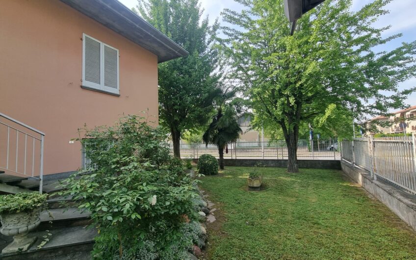 PAVIA VIA TORINO SIGNORILE VILLA INDIPENDENTE UN TRILOCALE CON DOPPI SERVIZI, STUDIO E LAVANDERIA , TERRAZZO AL PIANO RIALZATO E UN BILOCALE + SERVIZI  AL P. TERRA, AMPIO BOX DOPPIO E GIARDINO OTTIMAMENTE PIANTUMATO, EURO 390.000 OCCASIONE RARISSIMA DEL MERCATO