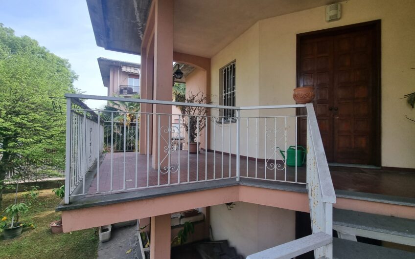 PAVIA VIA TORINO SIGNORILE VILLA INDIPENDENTE UN TRILOCALE CON DOPPI SERVIZI, STUDIO E LAVANDERIA , TERRAZZO AL PIANO RIALZATO E UN BILOCALE + SERVIZI  AL P. TERRA, AMPIO BOX DOPPIO E GIARDINO OTTIMAMENTE PIANTUMATO, EURO 390.000 OCCASIONE RARISSIMA DEL MERCATO