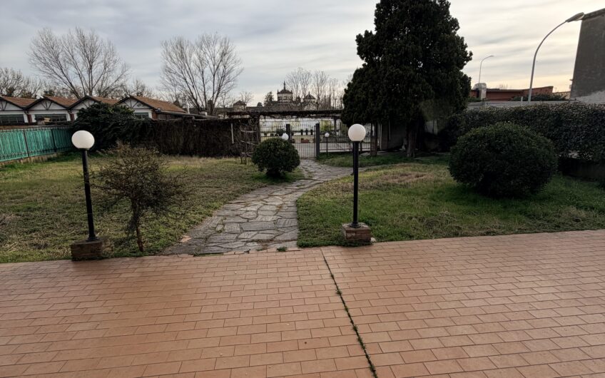 PAVIA VIA INGRAO-VIA SAN GIOVANNINO VENDESI AMPIO MAGAZZINO CON LOCALI ESPOSIZIONE AL P. TERRA E AMPIO MAGAZZINO AL SEMINTERRATO CON PASSO CARRABILE PER  INGRESSO CON FURGONE, IN OTTIME CONDIZIONI, GIARDINO IN USO ESCLUSIVO, MQ 470. EURO 220.000 OTTIMA OCCASIONE