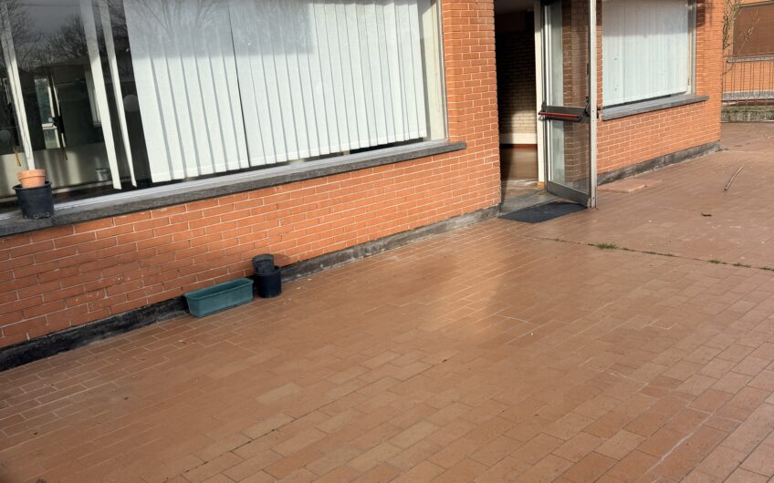 PAVIA VIA INGRAO-VIA SAN GIOVANNINO VENDESI AMPIO MAGAZZINO CON LOCALI ESPOSIZIONE AL P. TERRA E AMPIO MAGAZZINO AL SEMINTERRATO CON PASSO CARRABILE PER  INGRESSO CON FURGONE, IN OTTIME CONDIZIONI, GIARDINO IN USO ESCLUSIVO, MQ 470. EURO 220.000 OTTIMA OCCASIONE