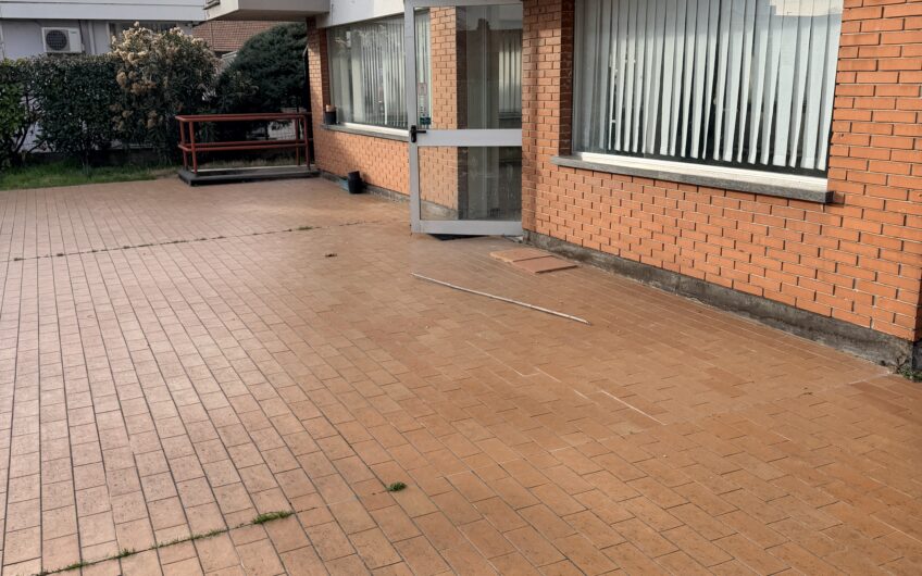 PAVIA VIA INGRAO-VIA SAN GIOVANNINO VENDESI AMPIO MAGAZZINO CON LOCALI ESPOSIZIONE AL P. TERRA E AMPIO MAGAZZINO AL SEMINTERRATO CON PASSO CARRABILE PER  INGRESSO CON FURGONE, IN OTTIME CONDIZIONI, GIARDINO IN USO ESCLUSIVO, MQ 470. EURO 220.000 OTTIMA OCCASIONE