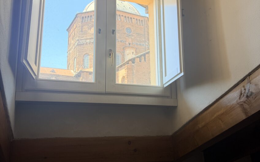 PAVIA VIA GATTI STRADA NUOVA AD. BILOCALE RISTRUTTURATO E ARREDATO, CON VISTA DUOMO , VASCA IDROMASSAGGIO, ANTIFURTO, RISC. AUTONOMO ARIA COND. LIBERO DICEMBRE 26 EURO 170.000 OTTIMO INVESTIMENTO