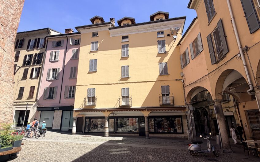 PAVIA VIA GATTI STRADA NUOVA AD. BILOCALE RISTRUTTURATO E ARREDATO, CON VISTA DUOMO , VASCA IDROMASSAGGIO, ANTIFURTO, RISC. AUTONOMO ARIA COND. LIBERO DICEMBRE 26 EURO 170.000 OTTIMO INVESTIMENTO