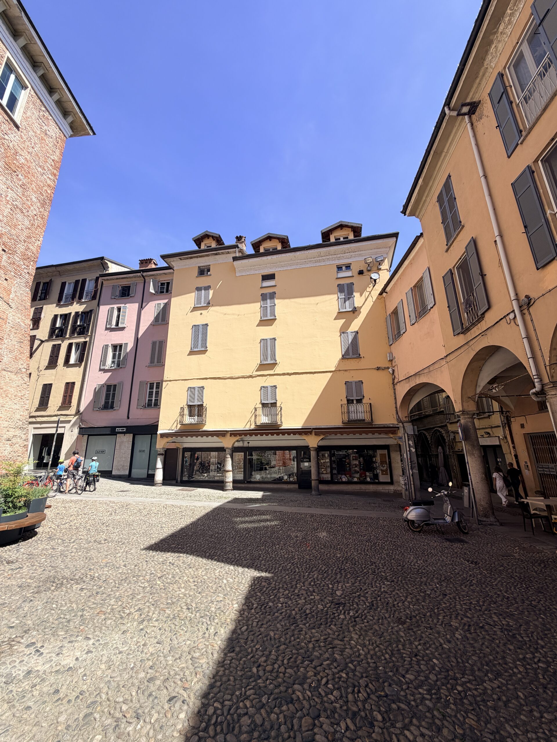 PAVIA VIA GATTI STRADA NUOVA AD. BILOCALE RISTRUTTURATO E ARREDATO, CON VISTA DUOMO , VASCA IDROMASSAGGIO, ANTIFURTO, RISC. AUTONOMO ARIA COND. LIBERO DICEMBRE 26 EURO 170.000 OTTIMO INVESTIMENTO