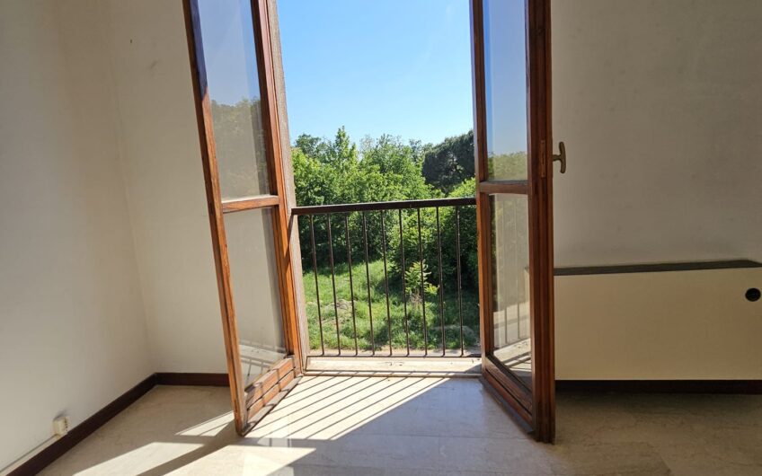 PAVIA VIA DON MINZONI SIGNORILE E LUMINSO TRILOCALE CON SERVIZIO RIFATTO E CANTINA . EURO 138.000