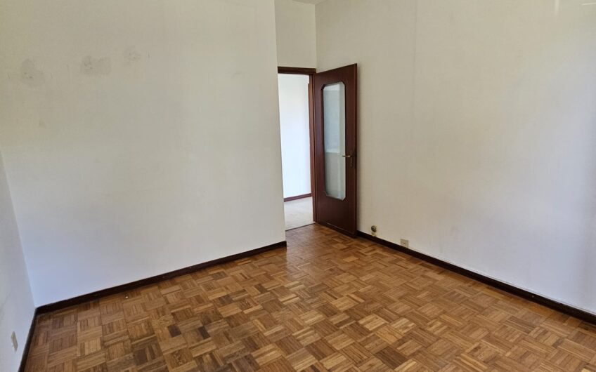 PAVIA VIA DON MINZONI SIGNORILE E LUMINSO TRILOCALE CON SERVIZIO RIFATTO E CANTINA . EURO 138.000