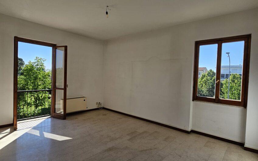 PAVIA VIA DON MINZONI SIGNORILE E LUMINSO TRILOCALE CON SERVIZIO RIFATTO E CANTINA . EURO 138.000