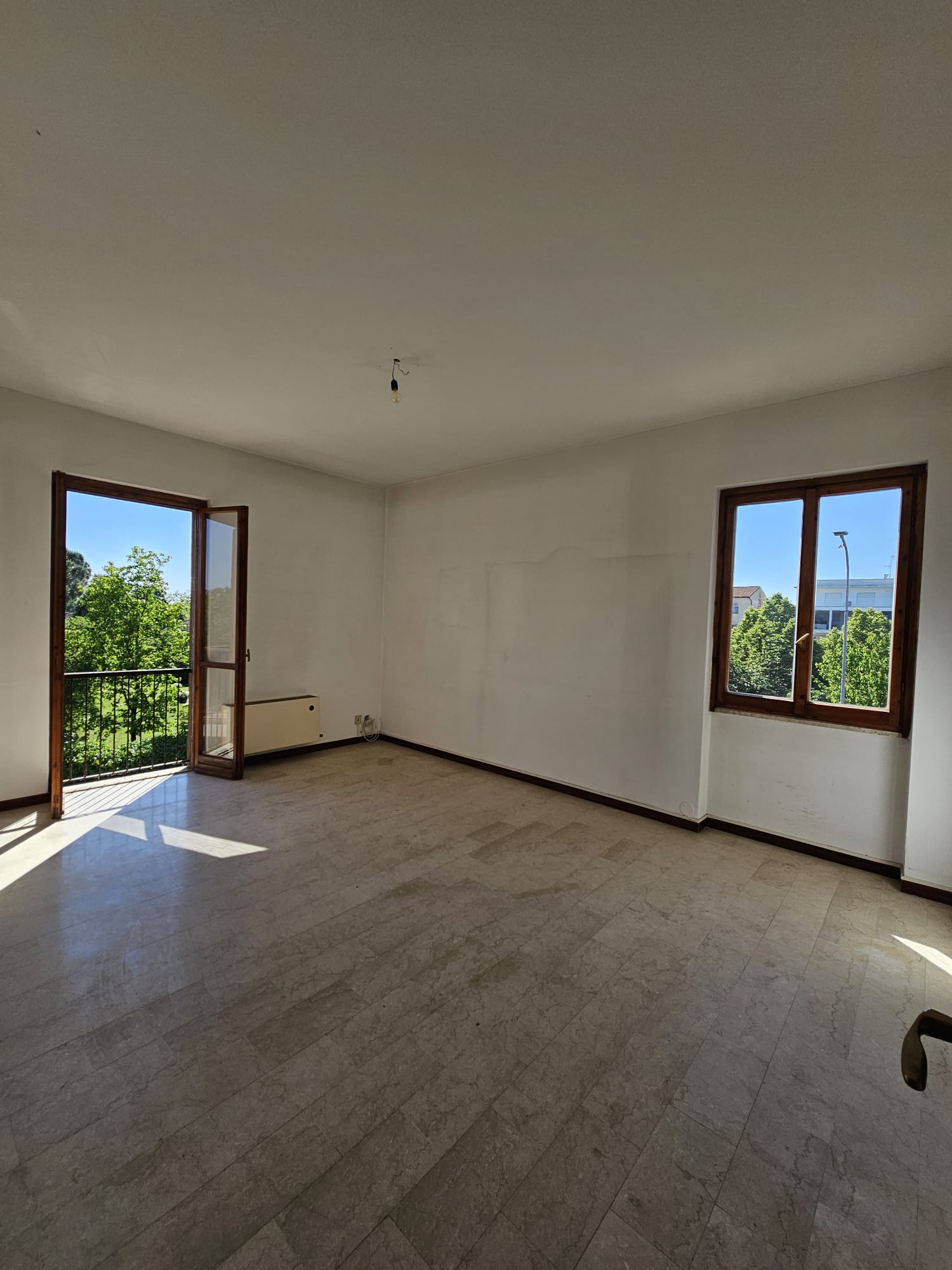 PAVIA VIA DON MINZONI SIGNORILE E LUMINSO TRILOCALE CON SERVIZIO RIFATTO E CANTINA . EURO 138.000