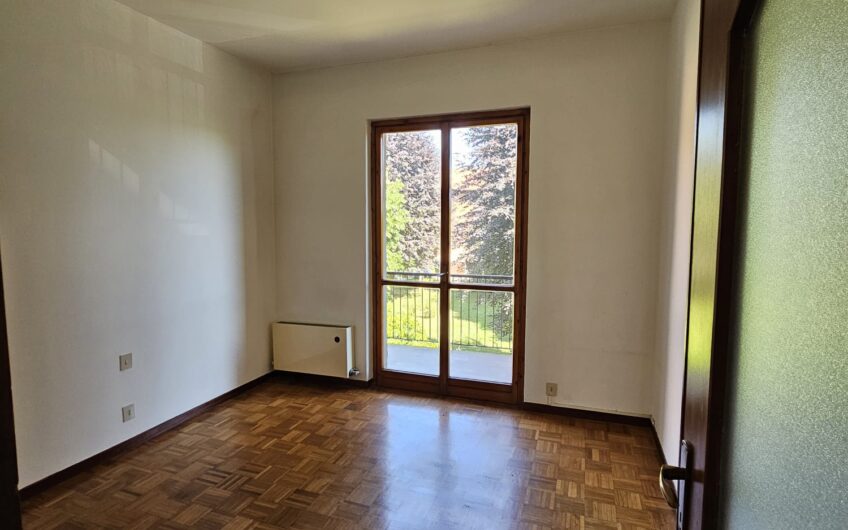 PAVIA VIA DON MINZONI SIGNORILE E LUMINSO TRILOCALE CON SERVIZIO RIFATTO E CANTINA . EURO 138.000