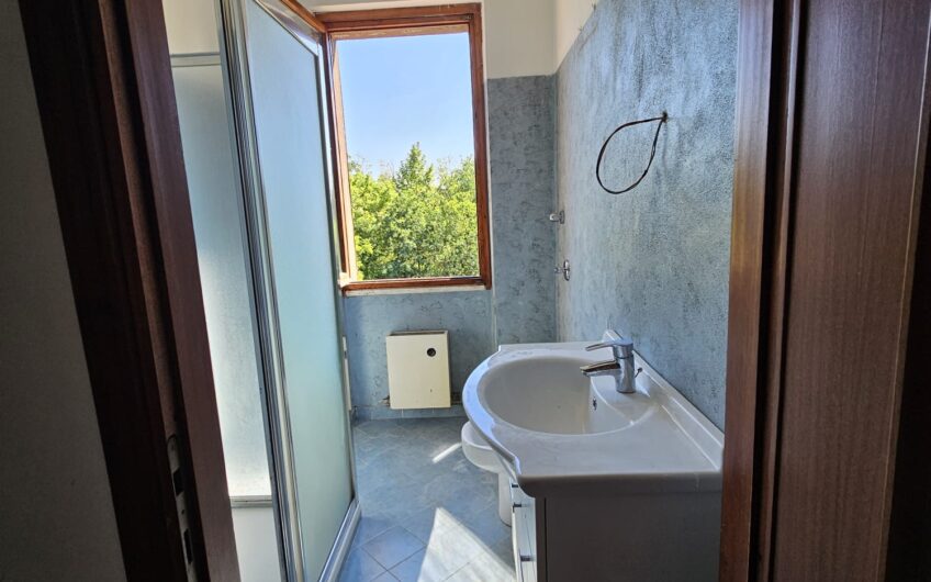 PAVIA VIA DON MINZONI SIGNORILE E LUMINSO TRILOCALE CON SERVIZIO RIFATTO E CANTINA . EURO 138.000