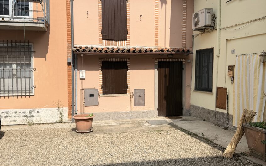 FILIGHERA CENTRO PAESE VIA F.LLI CAIROLI  CASA SEMINDIPENDENTE  SU 2 LIVELLI COMPOSTA DA 2 UNITA’ ABITATIVE   ARREDATA, DI 4 LOCALI + 2 SERVIZI E AMPIA VERANDA E UN BILOCALE SU 2 LIVELLI TERRENO DI 400 MQ ANNESSO, 2 BOX. EURO 168.000.