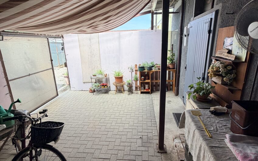 FILIGHERA CENTRO PAESE VIA F.LLI CAIROLI  CASA SEMINDIPENDENTE  SU 2 LIVELLI COMPOSTA DA 2 UNITA’ ABITATIVE   ARREDATA, DI 4 LOCALI + 2 SERVIZI E AMPIA VERANDA E UN BILOCALE SU 2 LIVELLI TERRENO DI 400 MQ ANNESSO, 2 BOX. EURO 168.000.