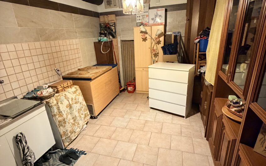 FILIGHERA CENTRO PAESE VIA F.LLI CAIROLI  CASA SEMINDIPENDENTE  SU 2 LIVELLI COMPOSTA DA 2 UNITA’ ABITATIVE   ARREDATA, DI 4 LOCALI + 2 SERVIZI E AMPIA VERANDA E UN BILOCALE SU 2 LIVELLI TERRENO DI 400 MQ ANNESSO, 2 BOX. EURO 168.000.