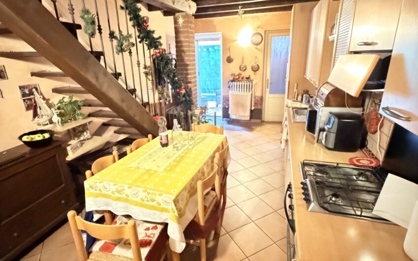 FILIGHERA CENTRO PAESE VIA F.LLI CAIROLI  CASA SEMINDIPENDENTE  SU 2 LIVELLI COMPOSTA DA 2 UNITA’ ABITATIVE   ARREDATA, DI 4 LOCALI + 2 SERVIZI E AMPIA VERANDA E UN BILOCALE SU 2 LIVELLI TERRENO DI 400 MQ ANNESSO, 2 BOX. EURO 168.000.