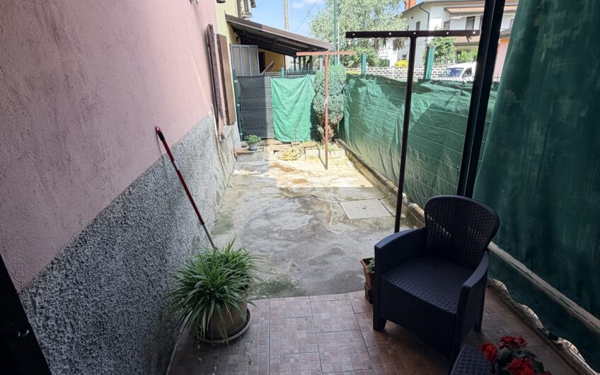 FILIGHERA CENTRO PAESE VIA F.LLI CAIROLI  CASA SEMINDIPENDENTE  SU 2 LIVELLI COMPOSTA DA 2 UNITA’ ABITATIVE   ARREDATA, DI 4 LOCALI + 2 SERVIZI E AMPIA VERANDA E UN BILOCALE SU 2 LIVELLI TERRENO DI 400 MQ ANNESSO, 2 BOX. EURO 168.000.