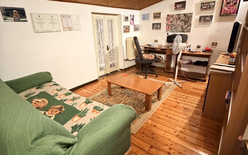 FILIGHERA CENTRO PAESE VIA F.LLI CAIROLI  CASA SEMINDIPENDENTE  SU 2 LIVELLI COMPOSTA DA 2 UNITA’ ABITATIVE   ARREDATA, DI 4 LOCALI + 2 SERVIZI E AMPIA VERANDA E UN BILOCALE SU 2 LIVELLI TERRENO DI 400 MQ ANNESSO, 2 BOX. EURO 168.000.