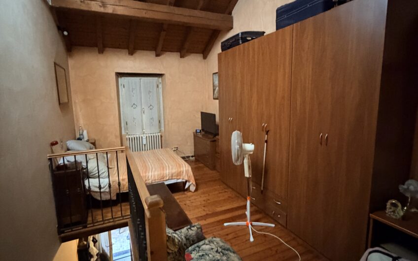 FILIGHERA CENTRO PAESE VIA F.LLI CAIROLI  CASA SEMINDIPENDENTE  SU 2 LIVELLI COMPOSTA DA 2 UNITA’ ABITATIVE   ARREDATA, DI 4 LOCALI + 2 SERVIZI E AMPIA VERANDA E UN BILOCALE SU 2 LIVELLI TERRENO DI 400 MQ ANNESSO, 2 BOX. EURO 168.000.