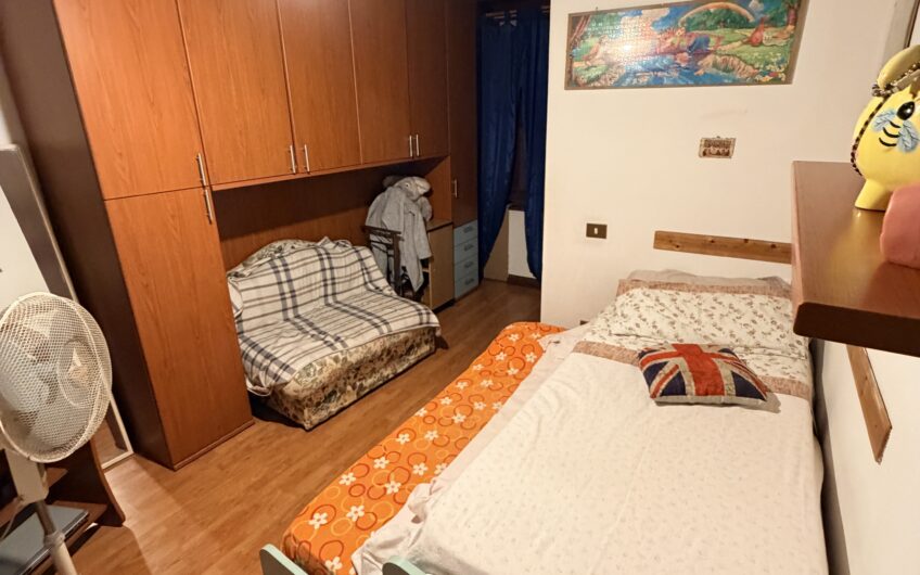 FILIGHERA CENTRO PAESE VIA F.LLI CAIROLI  CASA SEMINDIPENDENTE  SU 2 LIVELLI COMPOSTA DA 2 UNITA’ ABITATIVE   ARREDATA, DI 4 LOCALI + 2 SERVIZI E AMPIA VERANDA E UN BILOCALE SU 2 LIVELLI TERRENO DI 400 MQ ANNESSO, 2 BOX. EURO 168.000.