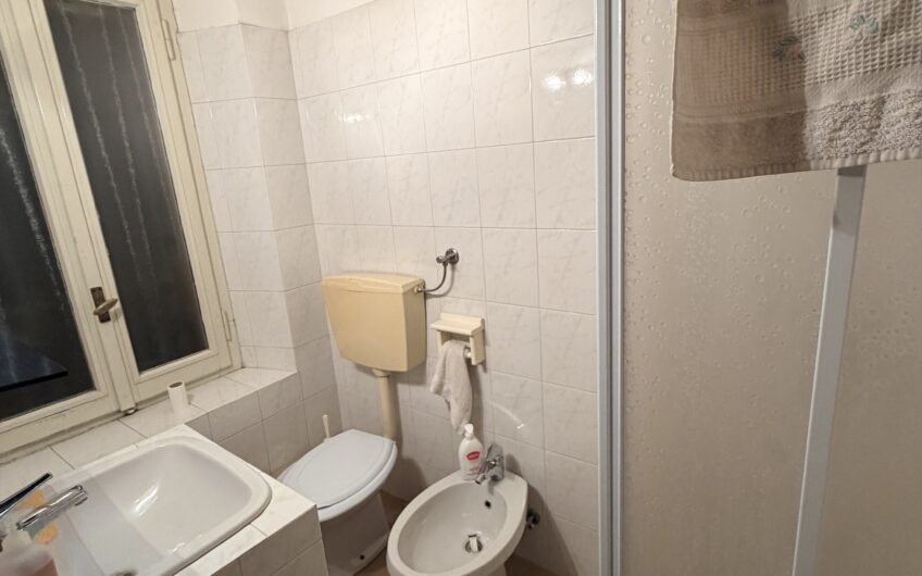 FILIGHERA CENTRO PAESE VIA F.LLI CAIROLI  CASA SEMINDIPENDENTE  SU 2 LIVELLI COMPOSTA DA 2 UNITA’ ABITATIVE   ARREDATA, DI 4 LOCALI + 2 SERVIZI E AMPIA VERANDA E UN BILOCALE SU 2 LIVELLI TERRENO DI 400 MQ ANNESSO, 2 BOX. EURO 168.000.