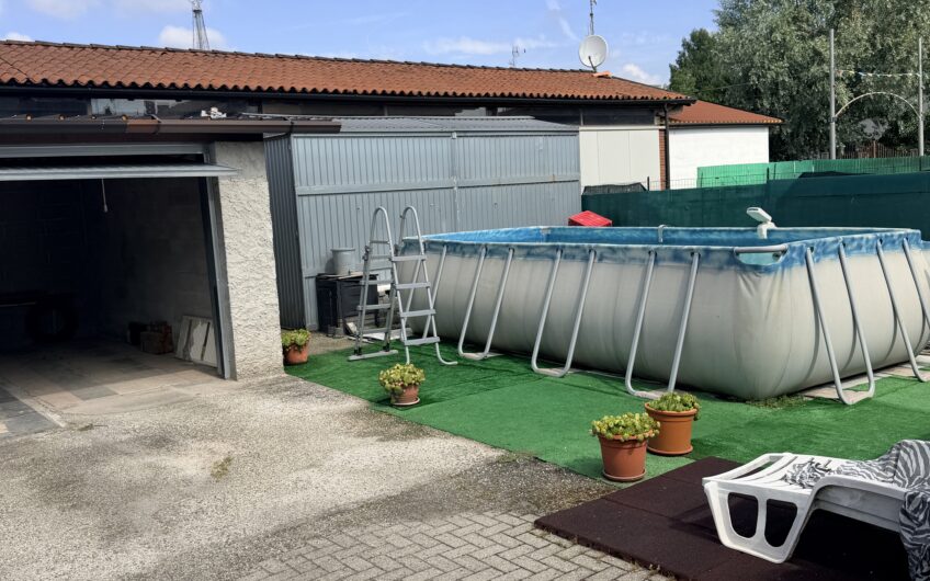 FILIGHERA CENTRO PAESE VIA F.LLI CAIROLI  CASA SEMINDIPENDENTE  SU 2 LIVELLI COMPOSTA DA 2 UNITA’ ABITATIVE   ARREDATA, DI 4 LOCALI + 2 SERVIZI E AMPIA VERANDA E UN BILOCALE SU 2 LIVELLI TERRENO DI 400 MQ ANNESSO, 2 BOX. EURO 168.000.