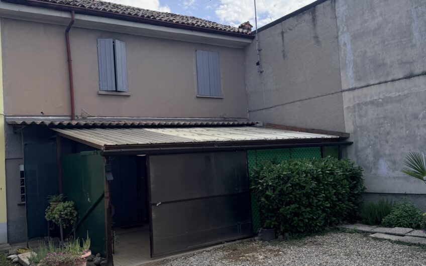 FILIGHERA CENTRO PAESE VIA F.LLI CAIROLI  CASA SEMINDIPENDENTE  SU 2 LIVELLI COMPOSTA DA 2 UNITA’ ABITATIVE   ARREDATA, DI 4 LOCALI + 2 SERVIZI E AMPIA VERANDA E UN BILOCALE SU 2 LIVELLI TERRENO DI 400 MQ ANNESSO, 2 BOX. EURO 168.000.
