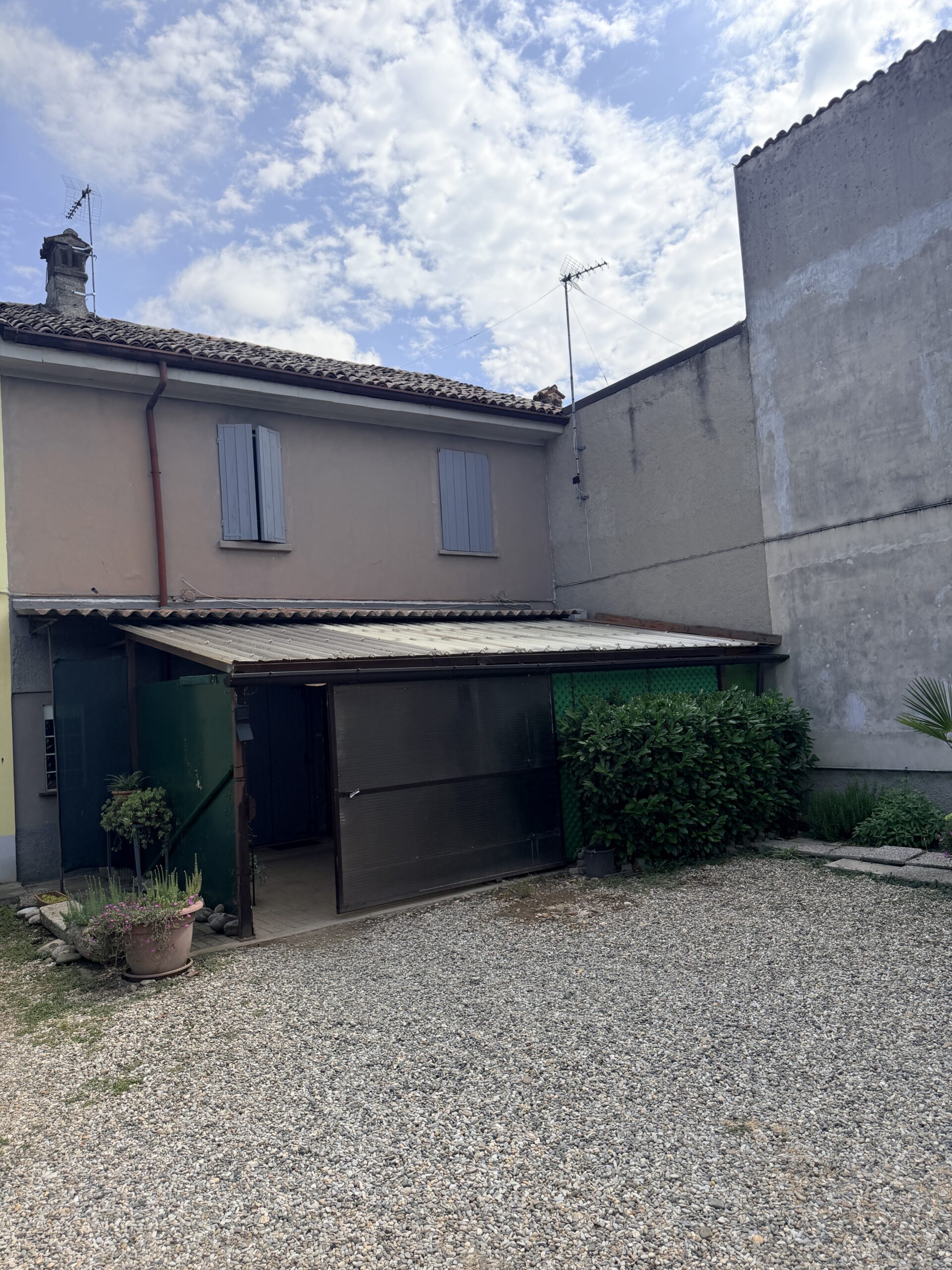 FILIGHERA CENTRO PAESE VIA F.LLI CAIROLI  CASA SEMINDIPENDENTE  SU 2 LIVELLI COMPOSTA DA 2 UNITA' ABITATIVE   ARREDATA, DI 4 LOCALI + 2 SERVIZI E AMPIA VERANDA E UN BILOCALE SU 2 LIVELLI TERRENO DI 400 MQ ANNESSO, 2 BOX. EURO 168.000.