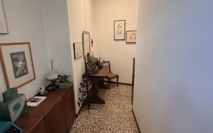 PAVIA VIA S. MARTINO AMPIO BILOCALE MQ 85 CON CUCINA ABITABILE, BALCONE E CANTINA SEMIARREDATO EURO 195.000