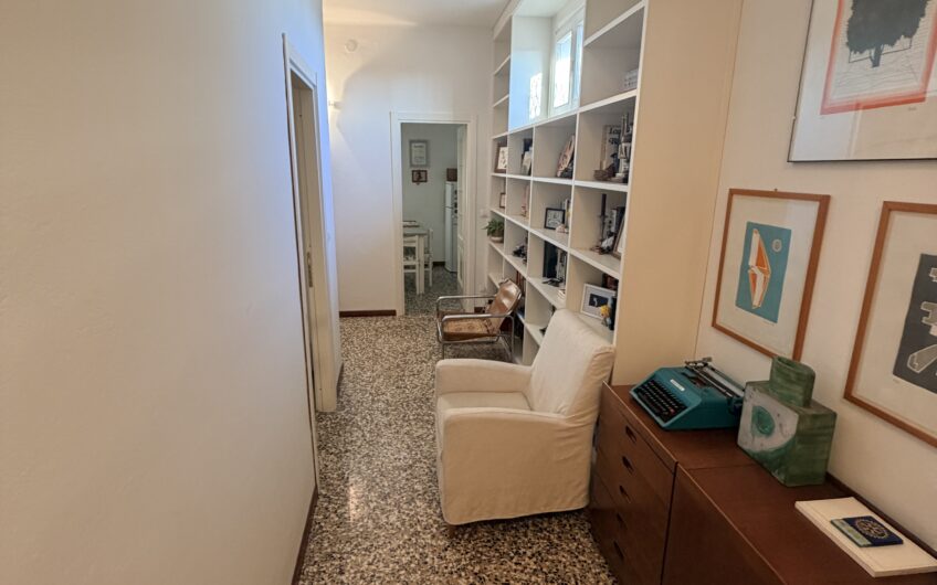 PAVIA VIA S. MARTINO AMPIO BILOCALE MQ 85 CON CUCINA ABITABILE, BALCONE E CANTINA SEMIARREDATO EURO 195.000
