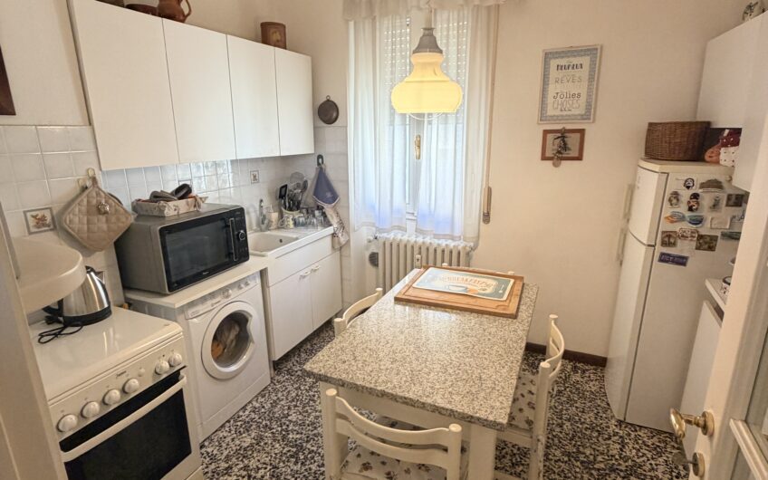 PAVIA VIA S. MARTINO AMPIO BILOCALE MQ 85 CON CUCINA ABITABILE, BALCONE E CANTINA SEMIARREDATO EURO 195.000
