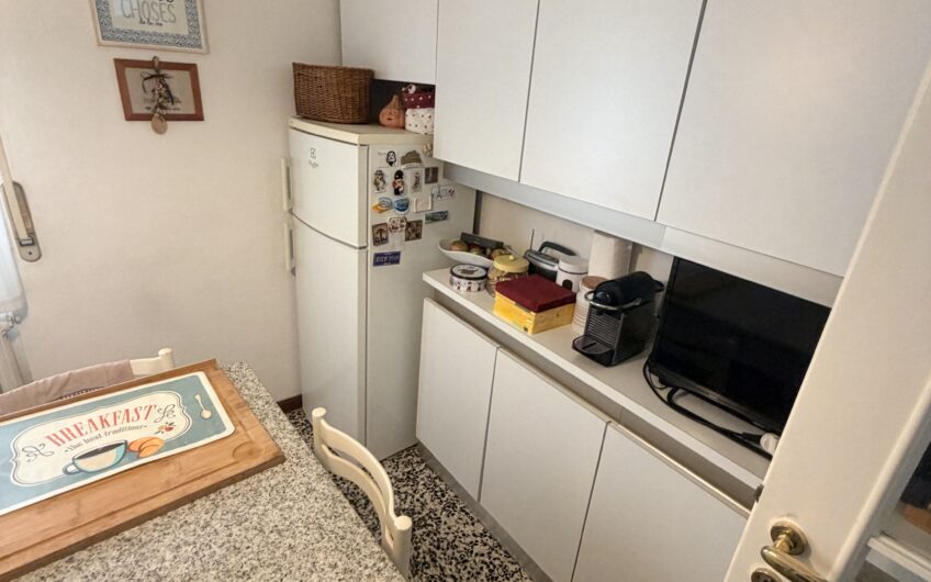 PAVIA VIA S. MARTINO AMPIO BILOCALE MQ 85 CON CUCINA ABITABILE, BALCONE E CANTINA SEMIARREDATO EURO 195.000