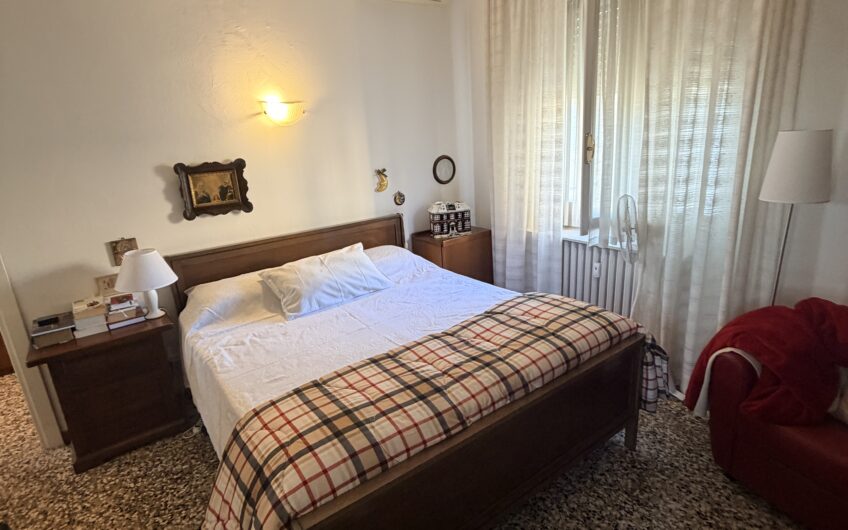 PAVIA VIA S. MARTINO AMPIO BILOCALE MQ 85 CON CUCINA ABITABILE, BALCONE E CANTINA SEMIARREDATO EURO 195.000