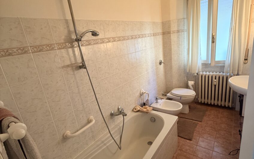 PAVIA VIA S. MARTINO AMPIO BILOCALE MQ 85 CON CUCINA ABITABILE, BALCONE E CANTINA SEMIARREDATO EURO 195.000