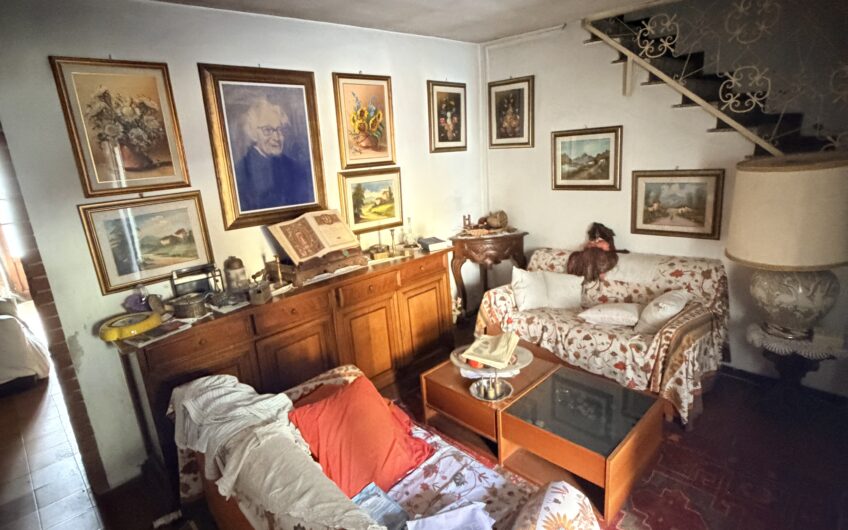 ALBUZZANO VIA ALESSANDRINA VENDESI CASA  SEMINDIPENDENTE SU 2 LIVELLI DA RISTRUTTURARE CON 4 LOCALI + SERVIZI,  ANNESSO AMPIO GIARDINO DI CIRCA 300 MQ E AMPIO PORTICO SU 2 LIVELLI CON BOX . EURO 55.000