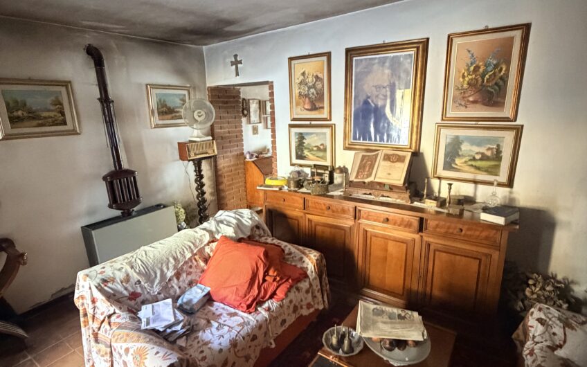 ALBUZZANO VIA ALESSANDRINA VENDESI CASA  SEMINDIPENDENTE SU 2 LIVELLI DA RISTRUTTURARE CON 4 LOCALI + SERVIZI,  ANNESSO AMPIO GIARDINO DI CIRCA 300 MQ E AMPIO PORTICO SU 2 LIVELLI CON BOX . EURO 55.000
