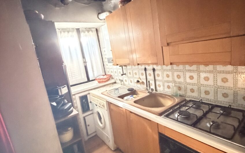 ALBUZZANO VIA ALESSANDRINA VENDESI CASA  SEMINDIPENDENTE SU 2 LIVELLI DA RISTRUTTURARE CON 4 LOCALI + SERVIZI,  ANNESSO AMPIO GIARDINO DI CIRCA 300 MQ E AMPIO PORTICO SU 2 LIVELLI CON BOX . EURO 55.000