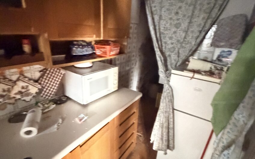 ALBUZZANO VIA ALESSANDRINA VENDESI CASA  SEMINDIPENDENTE SU 2 LIVELLI DA RISTRUTTURARE CON 4 LOCALI + SERVIZI,  ANNESSO AMPIO GIARDINO DI CIRCA 300 MQ E AMPIO PORTICO SU 2 LIVELLI CON BOX . EURO 55.000