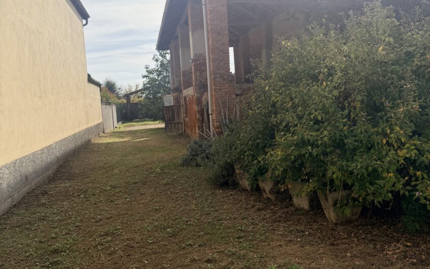 ALBUZZANO VIA ALESSANDRINA VENDESI CASA  SEMINDIPENDENTE SU 2 LIVELLI DA RISTRUTTURARE CON 4 LOCALI + SERVIZI,  ANNESSO AMPIO GIARDINO DI CIRCA 300 MQ E AMPIO PORTICO SU 2 LIVELLI CON BOX . EURO 55.000
