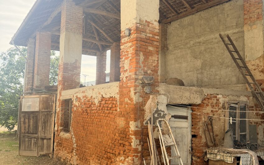 ALBUZZANO VIA ALESSANDRINA VENDESI CASA  SEMINDIPENDENTE SU 2 LIVELLI DA RISTRUTTURARE CON 4 LOCALI + SERVIZI,  ANNESSO AMPIO GIARDINO DI CIRCA 300 MQ E AMPIO PORTICO SU 2 LIVELLI CON BOX . EURO 55.000