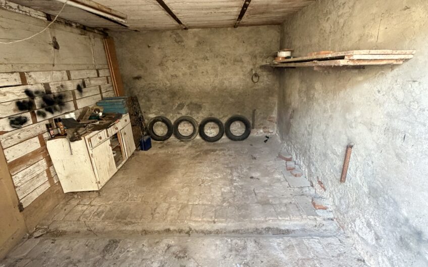 ALBUZZANO VIA ALESSANDRINA VENDESI CASA  SEMINDIPENDENTE SU 2 LIVELLI DA RISTRUTTURARE CON 4 LOCALI + SERVIZI,  ANNESSO AMPIO GIARDINO DI CIRCA 300 MQ E AMPIO PORTICO SU 2 LIVELLI CON BOX . EURO 55.000