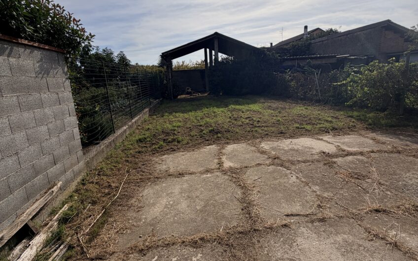 ALBUZZANO VIA ALESSANDRINA VENDESI CASA  SEMINDIPENDENTE SU 2 LIVELLI DA RISTRUTTURARE CON 4 LOCALI + SERVIZI,  ANNESSO AMPIO GIARDINO DI CIRCA 300 MQ E AMPIO PORTICO SU 2 LIVELLI CON BOX . EURO 55.000