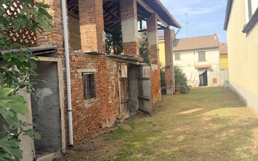 ALBUZZANO VIA ALESSANDRINA VENDESI CASA  SEMINDIPENDENTE SU 2 LIVELLI DA RISTRUTTURARE CON 4 LOCALI + SERVIZI,  ANNESSO AMPIO GIARDINO DI CIRCA 300 MQ E AMPIO PORTICO SU 2 LIVELLI CON BOX . EURO 55.000
