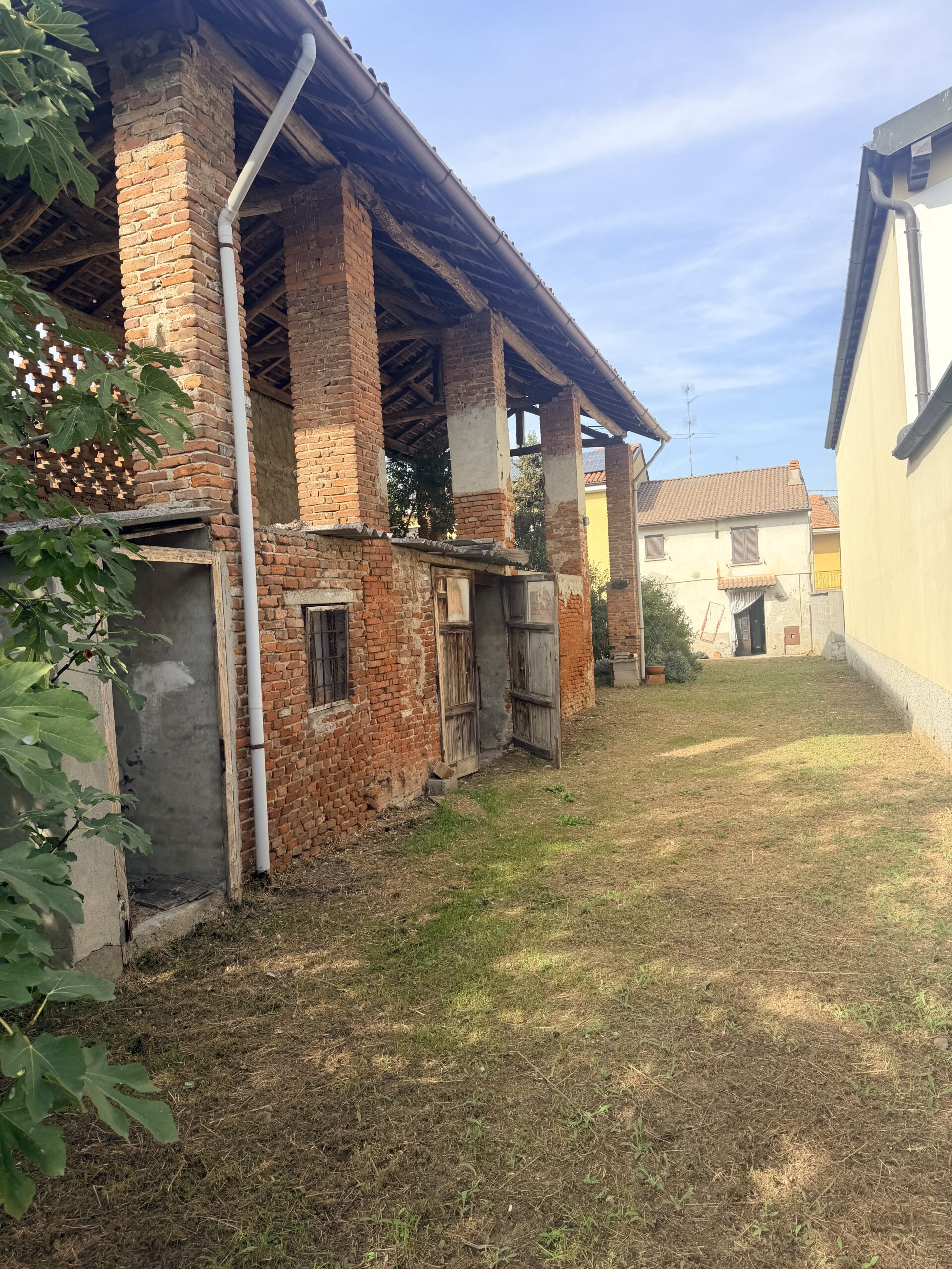 ALBUZZANO VIA ALESSANDRINA VENDESI CASA  SEMINDIPENDENTE SU 2 LIVELLI DA RISTRUTTURARE CON 4 LOCALI + SERVIZI,  ANNESSO AMPIO GIARDINO DI CIRCA 300 MQ E AMPIO PORTICO SU 2 LIVELLI CON BOX . EURO 55.000