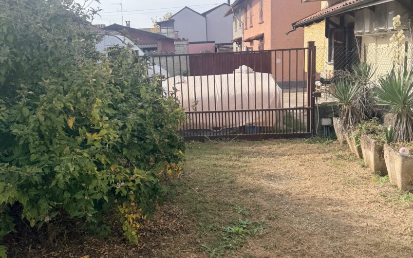 ALBUZZANO VIA ALESSANDRINA VENDESI CASA  SEMINDIPENDENTE SU 2 LIVELLI DA RISTRUTTURARE CON 4 LOCALI + SERVIZI,  ANNESSO AMPIO GIARDINO DI CIRCA 300 MQ E AMPIO PORTICO SU 2 LIVELLI CON BOX . EURO 55.000