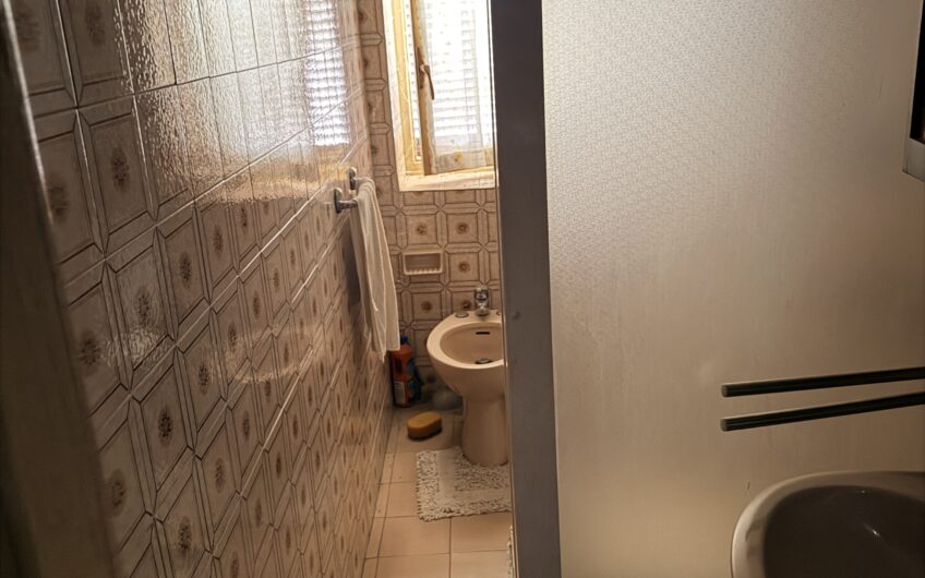 ALBUZZANO VIA ALESSANDRINA VENDESI CASA  SEMINDIPENDENTE SU 2 LIVELLI DA RISTRUTTURARE CON 4 LOCALI + SERVIZI,  ANNESSO AMPIO GIARDINO DI CIRCA 300 MQ E AMPIO PORTICO SU 2 LIVELLI CON BOX . EURO 55.000