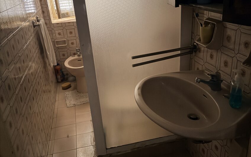 ALBUZZANO VIA ALESSANDRINA VENDESI CASA  SEMINDIPENDENTE SU 2 LIVELLI DA RISTRUTTURARE CON 4 LOCALI + SERVIZI,  ANNESSO AMPIO GIARDINO DI CIRCA 300 MQ E AMPIO PORTICO SU 2 LIVELLI CON BOX . EURO 55.000