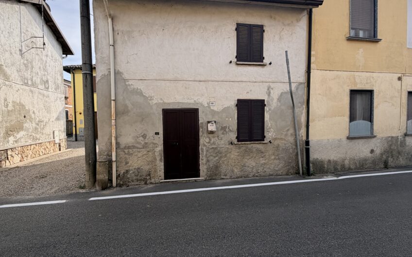 ALBUZZANO VIA ALESSANDRINA VENDESI CASA  SEMINDIPENDENTE SU 2 LIVELLI DA RISTRUTTURARE CON 4 LOCALI + SERVIZI,  ANNESSO AMPIO GIARDINO DI CIRCA 300 MQ E AMPIO PORTICO SU 2 LIVELLI CON BOX . EURO 55.000